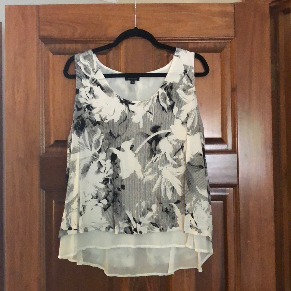 Black and white tank sleeve blouse. Size XL.